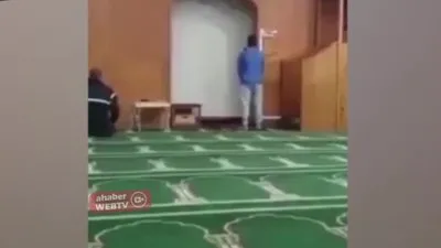 Oğlu ezan okurken baba teröristi durdurmak için üzerine atladı