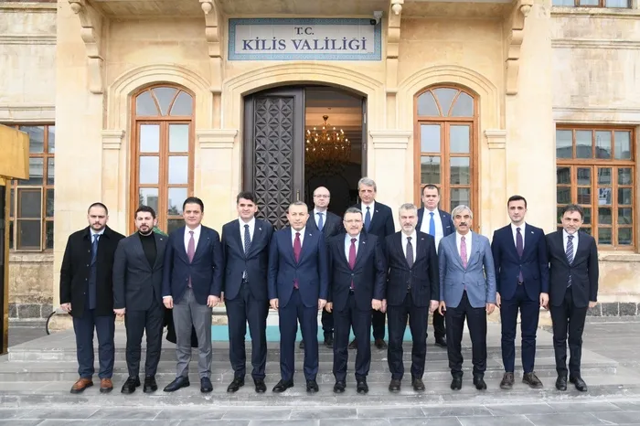 trabzondan-halepe-kardeslik-sofrasi-belediye-baskani-genc-ve-heyeti-mazlumlarla-bir-araya-geldi-1772992091555.jpg Trabzon’dan Halep’e kardeşlik sofrası! Belediye Başkanı Genç ve heyeti mazlumlarla bir araya geldi - 5