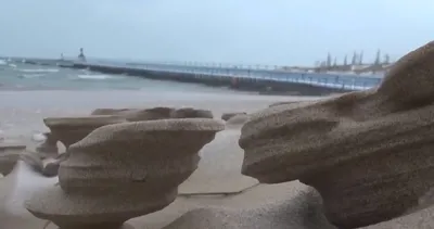 Başka bir gezegen değil... Dünya! Kıyıda beliren tuhaf yapıların sırrı ne?