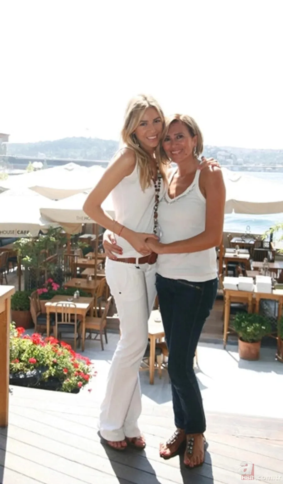 Kenan İmirzalıoğlu'nun kayınvalidesine bakın! 2 çocuk annesi Sinem Kobal annesinin kopyası çıktı! 7