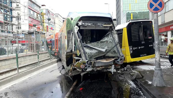 Son dakika: İstanbul Sultangazi'de tramvay raydan çıktı! İETT otobüsüyle çarpıştı - 1