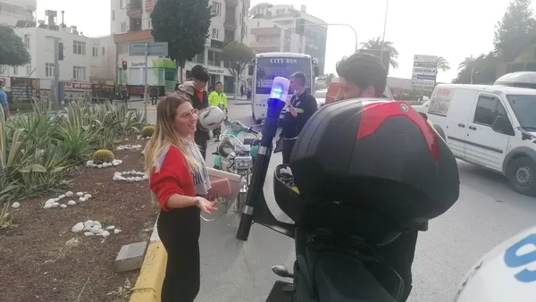 antalyada-polislere-kasksiz-yakalanan-genc-kizdan-ilginc-savunma-motosikleti-yeni-aldim-kaska-param-yetmedi-1649241622294.jpg Antalya’da polislere kasksız yakalanan genç kızdan ilginç savunma: Motosikleti yeni aldım, kaska param yetmedi - 5