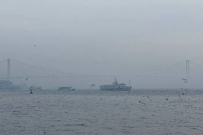 canakkale-bogazinda-ve-istanbulda-yogun-sis-1766128003536.jpeg