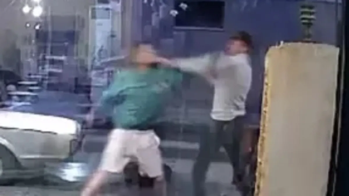 Kafede gergin anlar: İş yeri sahibi ve müşteri birbirine girdi