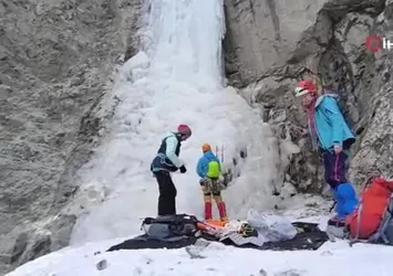 Buz tutan şelaleye nefes kesen tırmanış kamerada