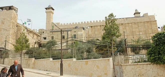 İşgalci İsrail, Batı Şeria’daki İbrahim Camisi’nde ezanı engelledi