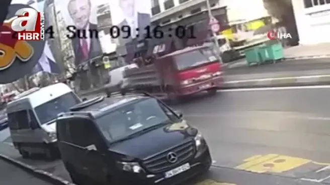 Beyoğlu’nda facianın eşiğinden dönülen kaza kamerada