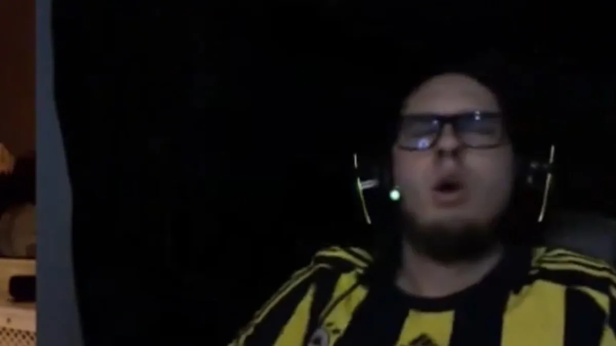 Küçük kıza canlı yayında cinsel taciz! Youtuber Gökben Duman'dan iğrenç hareketler