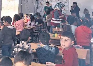 Gönüllü öğretmenler depremzede çocukların yüreklerine dokunuyor!