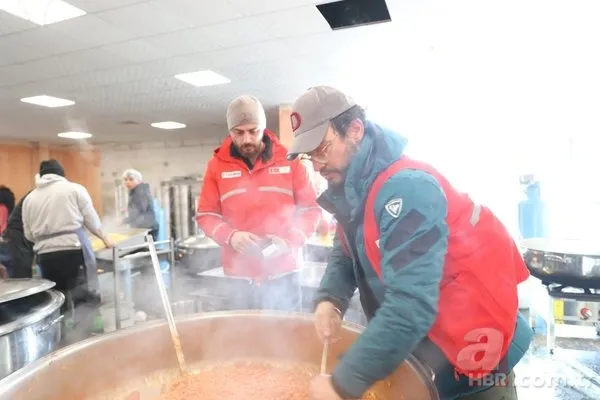 Ünlü şefler depremzedeler için seferber oldu! Şef Danilo Zanna kazanın başına geçti 1