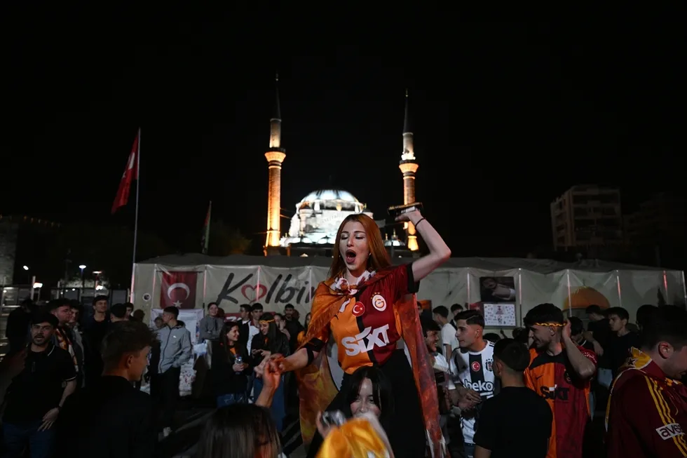 turkiye-sari-kirmiziya-burundu-rams-parktan-tum-yurda-sampiyonluk-soleni-1778355005486.jpg Türkiye sarı-kırmızıya büründü! Rams Park’tan tüm yurda şampiyonluk şöleni - 1