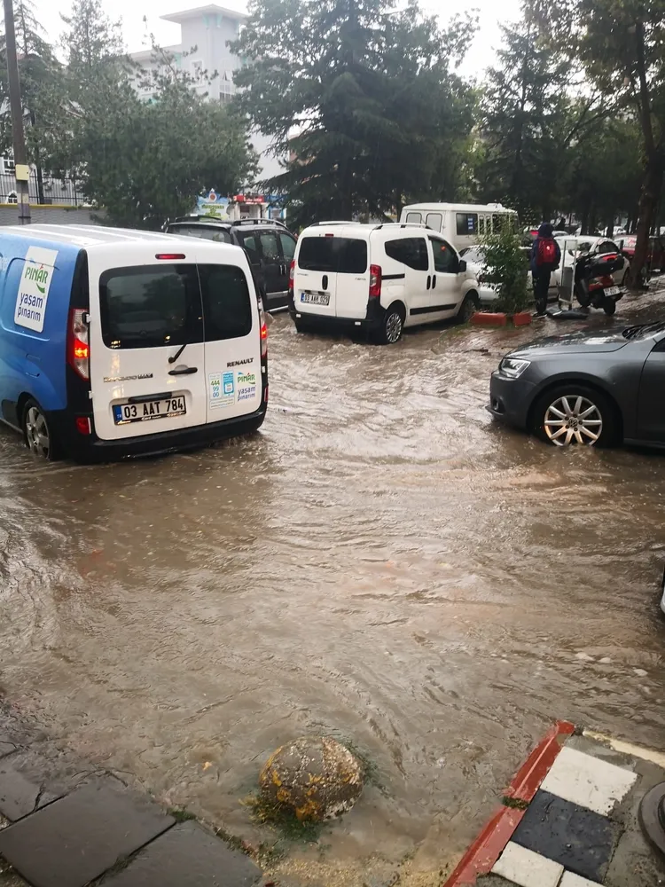 15 dakika süren yağış sokakları göle çevirdi - 1