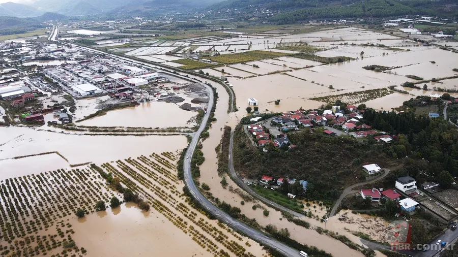 Muğla'da sağanak hayatı felç etti! Dalaman'da dere taştı, evler sular altında kaldı 7
