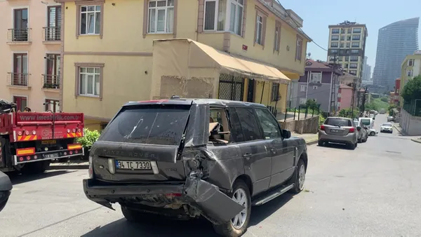 yokustan-asagiya-kayan-cip-5-katli-apartmanin-bosluguna-dustu-1653568429683.jpg Yokuştan aşağıya kayan cip 5 katlı apartmanın boşluğuna düştü! - 8