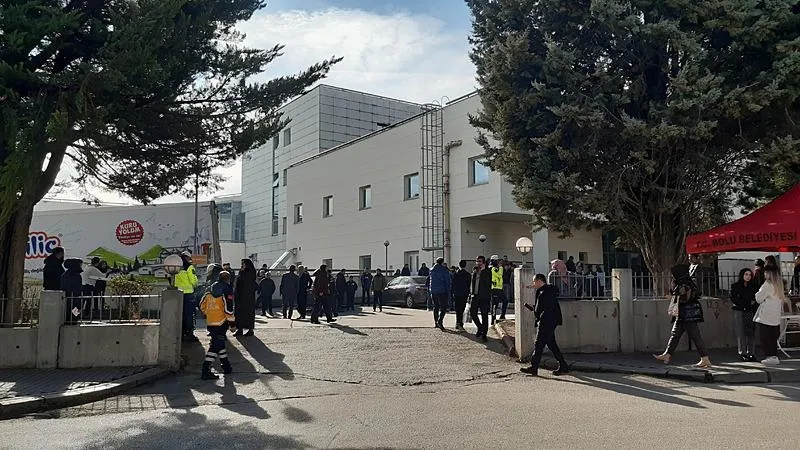 HASTANE ÖNÜNDE BEKLEYİŞ