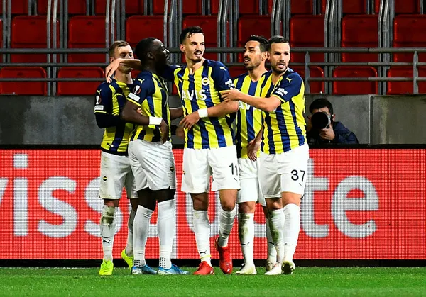 fenerbahce-gule-oynaya-antwerp-0-3-fenerbahce-mac-sonucu-ozet-1636063402218.jpg Fenerbahçe güle oynaya! Antwerp 0-3 Fenerbahçe (MAÇ SONUCU-ÖZET) - 4