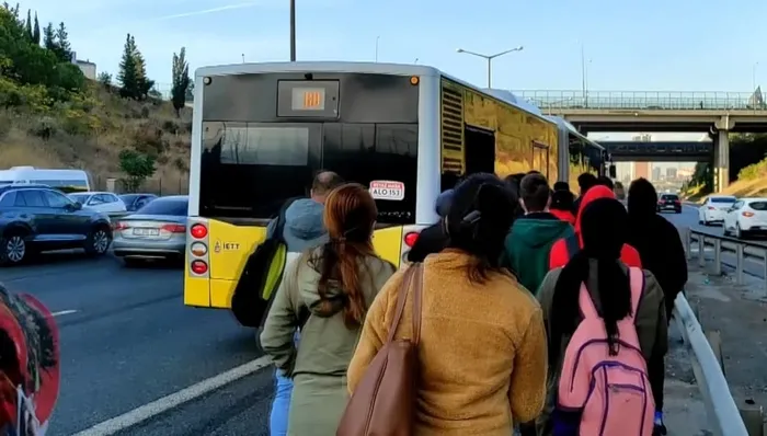 Son dakika: Yine aynı manzara yine İstanbul! İETT otobüslerinden biri arızalandı diğerinin balataları yandı - 2