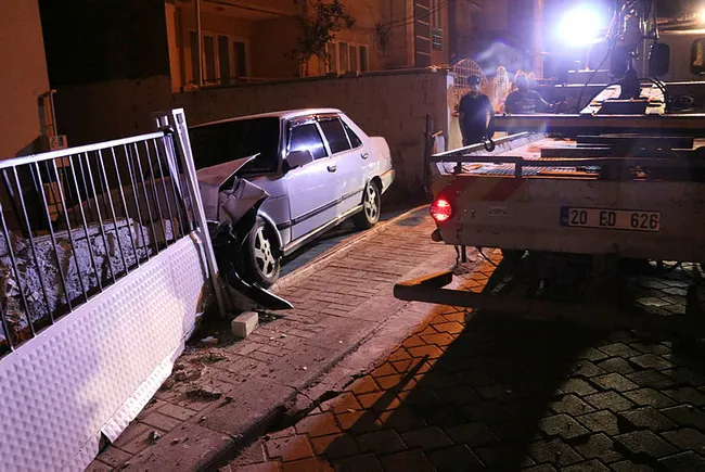 denizlide-otomobiliyle-bahce-duvarina-carpan-surucu-yaya-olarak-kacti-1625723418000.jpg Denizli'de otomobiliyle bahçe duvarına çarpan sürücü yaya olarak kaçtı - 2