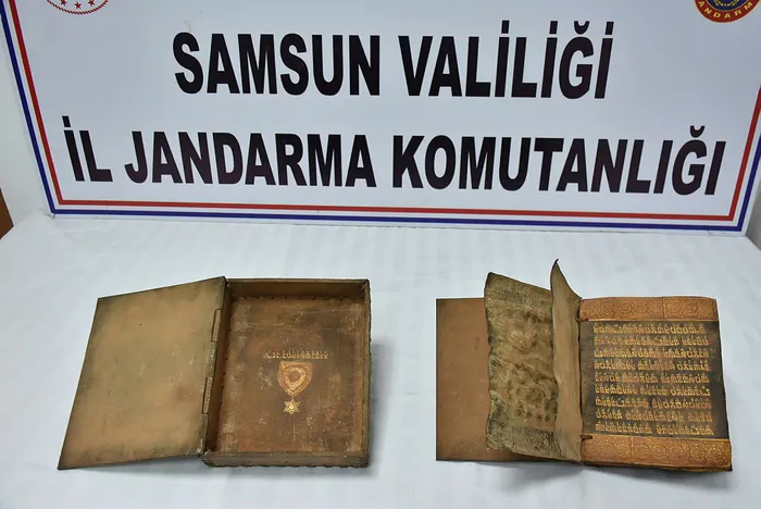 Samsun'da altın işlemeli Tevrat ele geçirildi! 2000- 2500 yıllık... - 2