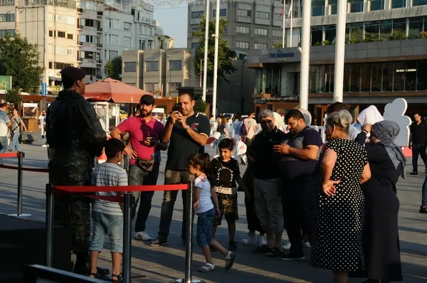 Ömer Halisdemir'in heykeli Taksim Meydanı'nda - 1