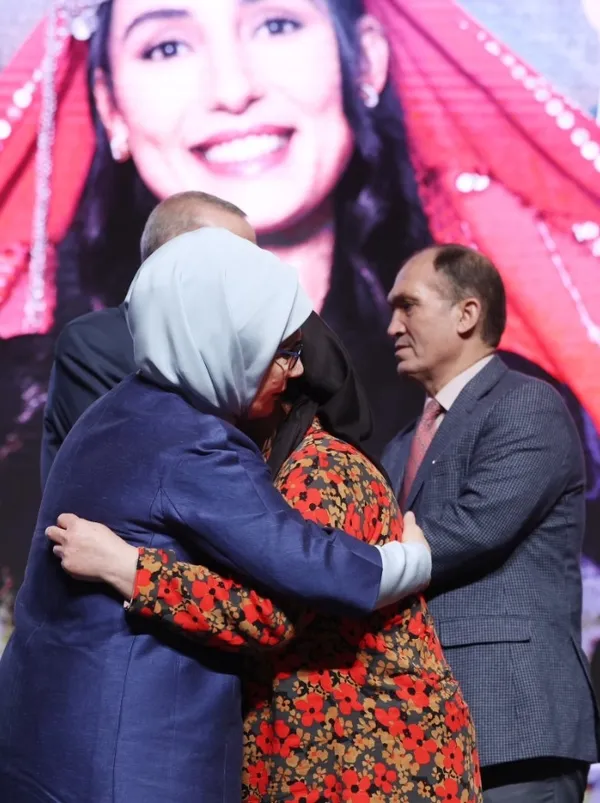 Emine Erdoğan Aybüke; Öğretmen Oldum Ben! filminin galasına katıldı: Aybüke kızımızı ve tüm şehit öğretmenlerimizi rahmetle, minnetle anıyoruz