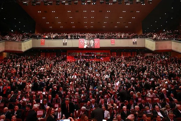 CHP’nin ‘İkinci Yüzyıl Vizyonu’ programında skandallar serisi! CHP’li Böke resmen duyurdu: Sözde barış imzacıları akademisyenler geri dönecek