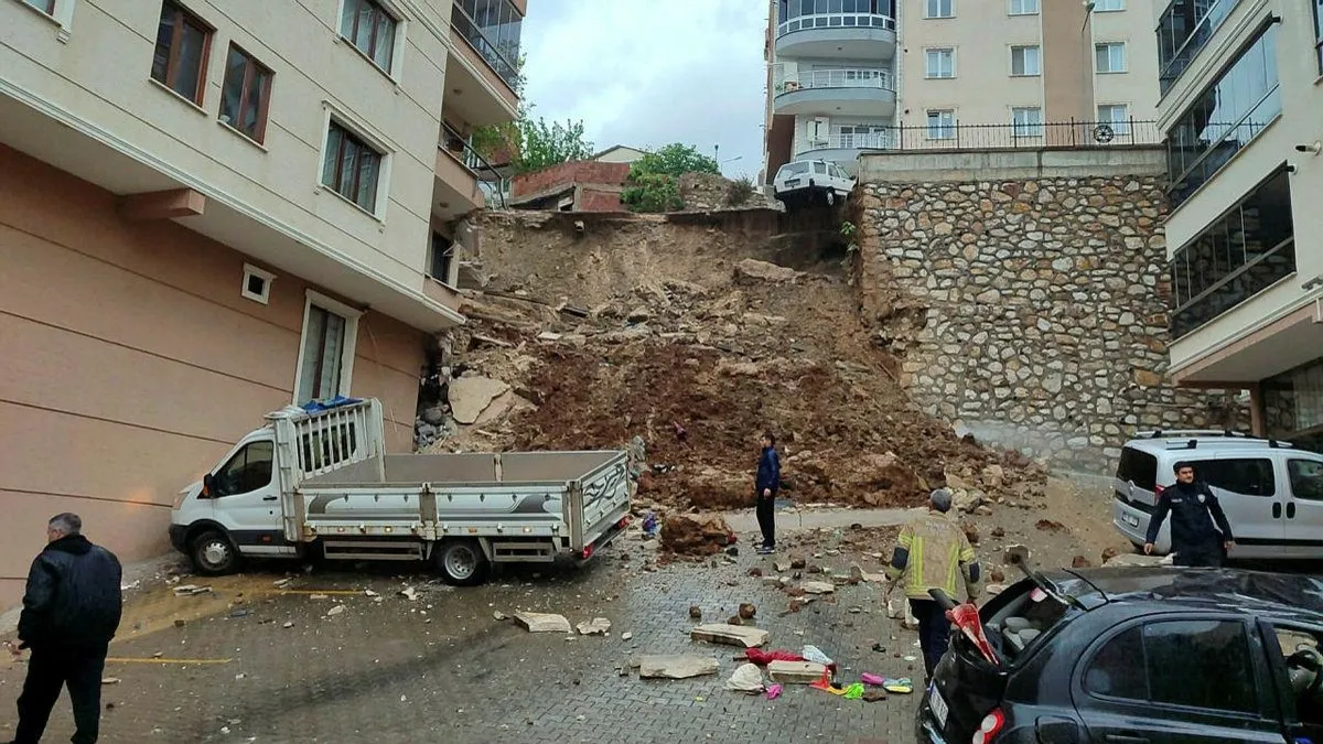 Bursa'da istinat duvarı apartmanın üzerine çöktü