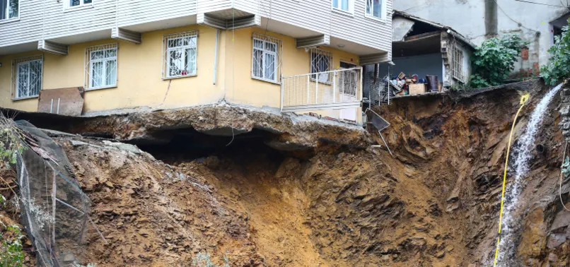 Beyoğlu'nda korkutan görüntü! 4 katlı bina...