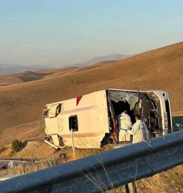 Van'da kahreden olay! Göçmenleri taşıyan otobüs şarampole devrildi! Çok sayıda ölü var