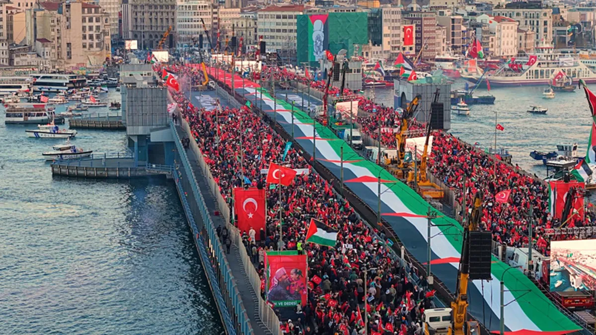 Spor camiası, Filistin'e destek olmak için Galata Köprüsü'nde düzenlenen eyleme katıldı