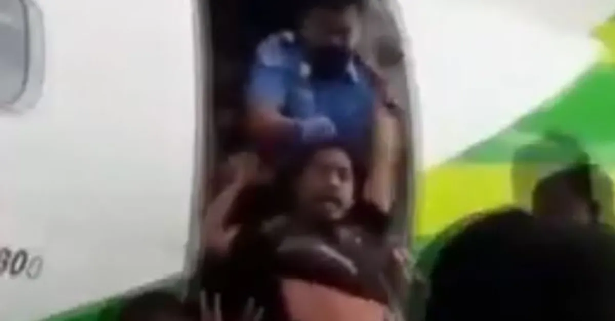 Biletsiz uçağa bindi! Saçından tutup attılar