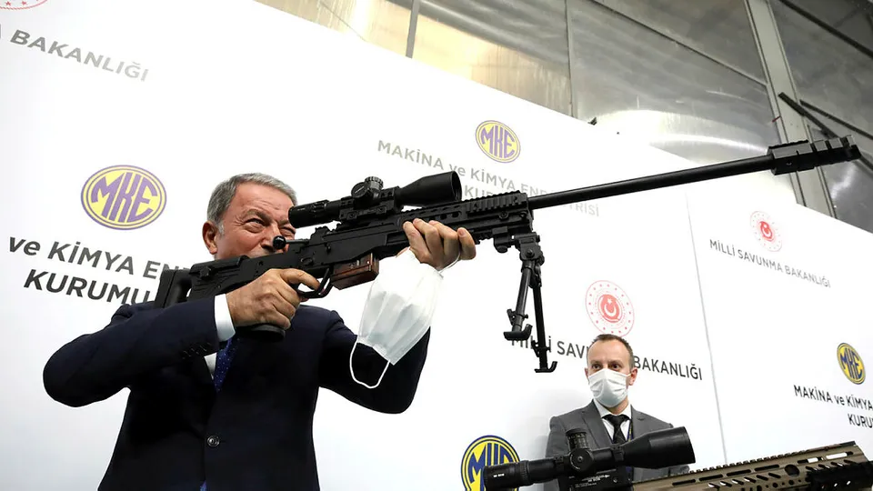 Milli Savunma Bakanı Hulusi Akar, Gazi Fişek Fabrikası’nda incelemelerde bulundu