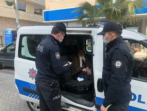 Manisa’da polis ekipleri, 85 yaşındaki kadını maaş çekmeye götürdü - 2