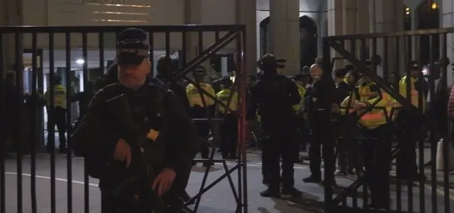 İngiltere’nin başkenti Londra’da polis, zanlıları yakalamak için camiye girdi