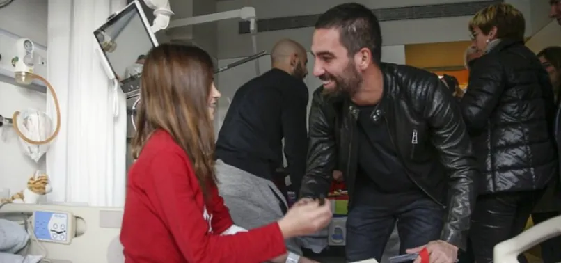 Barçalı futbolculardan hasta çocuklara ziyaret