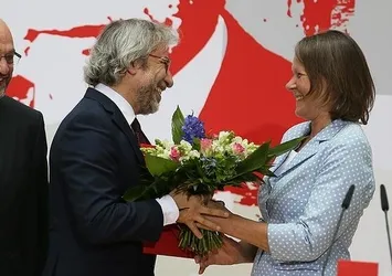 Almanya'da firari Can Dündar'a ödül