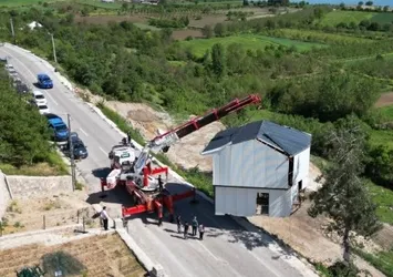 Görenleri şaşkına çeviren olay! 3 katlı kaçak villayı vinçle taşıdı