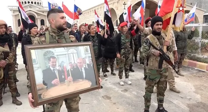 rusyadan-suriye-plani-hts-ile-gizlice-gorustugu-iddia-edildi-pazarlik-maddeleri-bir-bir-siralandi-1734428980747.jpg Rusya devlet başkanı Vladimir Putin ile devrik Esad'ın fotoğrafını taşıyan rejim askerleri (Arşiv)(AFP)