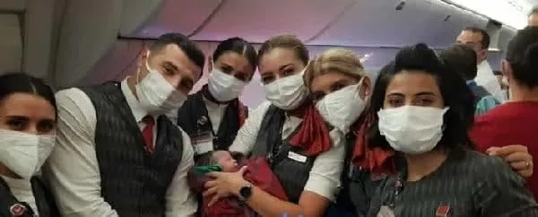 THY'de bebek heyecanı! Afganistan vatandaşı 10 bin metrede doğum yaptı - 4