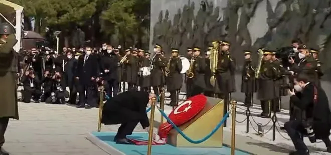 Atatürk Anıtı’na çelenk bırakan Başkan Erdoğan’ın Türk bayrağı hassasiyeti! Dikkat çeken anlar