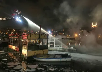 Haliç'te 2 tekne alev alev yandı