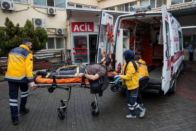 Beyoğlu’nda silahlı saldırı! Aracına binerken sağ bacağından vuruldu