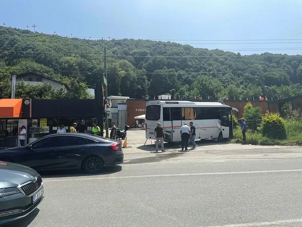 1690290495311.jpg Sakarya'da feci kaza! Turistleri taşıyan midibüse hafriyat kamyonu çarptı - 1