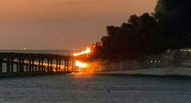 kirim-koprusu-nerede-kerc-koprusunde-patlama-mi-oldu-alevler-metrelerce-yukseldi-petrol-yuklu-bir-trendeki-tan-1665211947740.jpg Kırım Köprüsü nerede? Kerç Köprüsü'nde patlama mı oldu? Alevler metrelerce yükseldi! Petrol yüklü bir trendeki tankerlerde... - 4