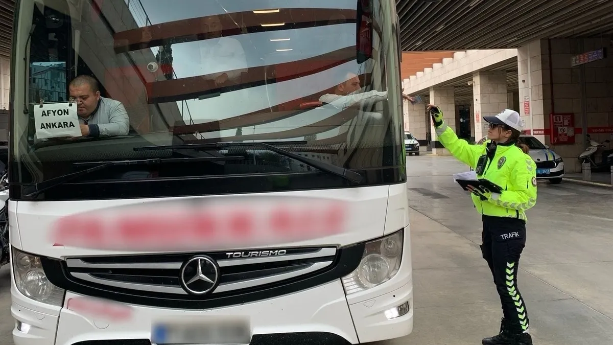 Polisten yolculara emniyet kemeri uyarısı