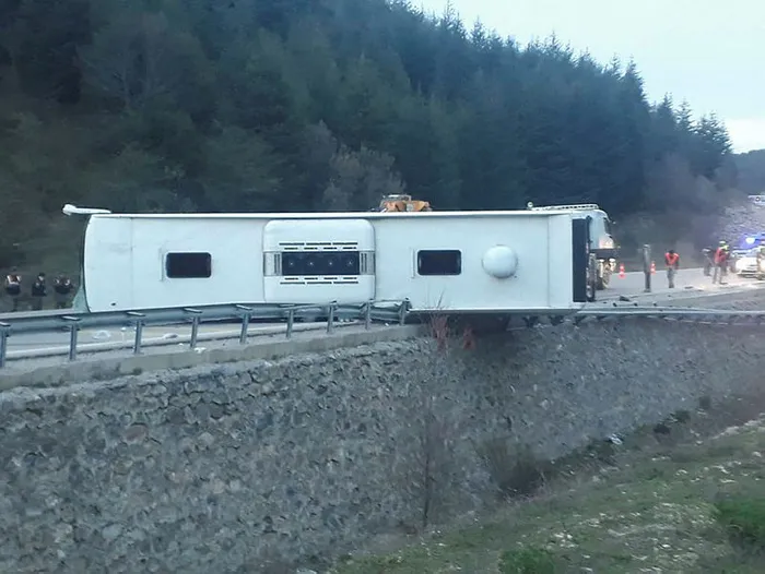 Afyonkarahisar’da otobüs devrildi, 1 ölü, 20 yaralı - 1