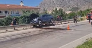 Otomobil, bariyere asılı kaldı: 1 yaralı