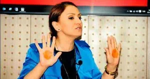 KADEM mitinge elleri kınalı katılacak