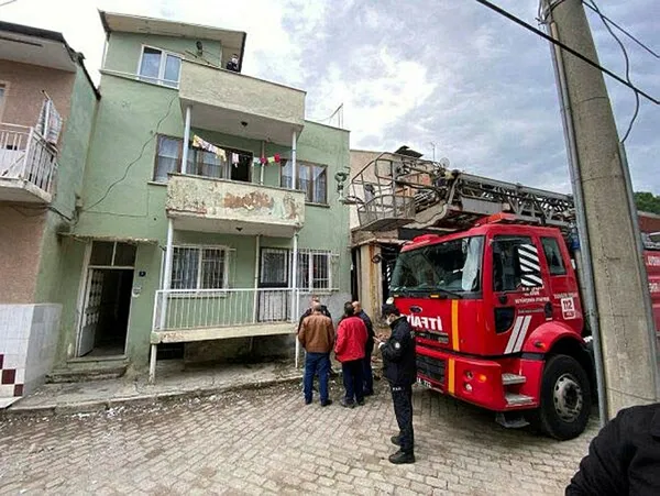 aydinda-korkunc-olum-70-yasindaki-adamin-elleri-arkadan-bagli-tavana-asili-cesedi-bulundu-1701708794510.jpg Aydın’da korkunç ölüm! 70 yaşındaki adamın elleri arkadan bağlı tavana asılı cesedi bulundu - 4
