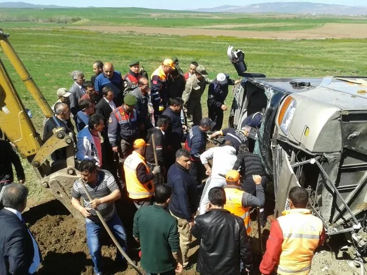 Sivas’ta öğrencileri taşıyan otobüs devrildi: 57 yaralı